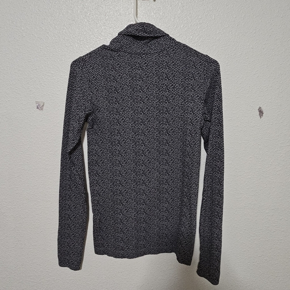 Athleta top with thumb holes size xs - Picture 6 of 10